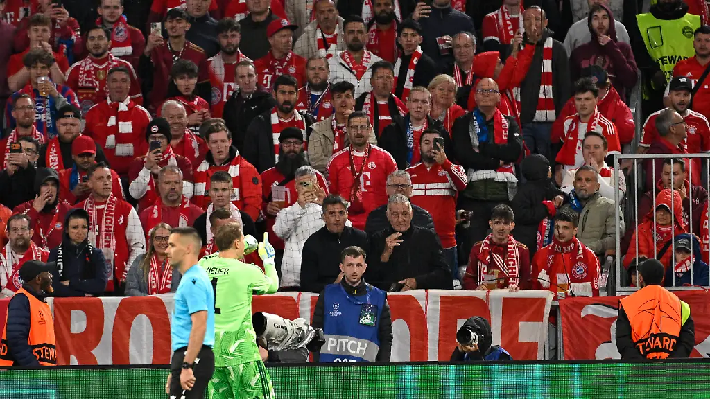 RECORD-DATE-NOT-STATED-06-05-2026-Fussball-UEFA-Championsleague-2025-2026-Halbfinale-Rueckpiel-FC-Bayern-Muenchen-Paris-St-Germain-in-der-Allianz-Arena-Muenchen-Die-Fans-schmeissen-Gegenstaende-auf-das-Spielfeld-Torwart-Manuel-Neuer-FC-Bayern-Muenchen-beruhigt-die-Fans-DFL-and-DFB-regulations-prohibit-any-use-of-photographs-as-image-sequences-and-or-quasi-video