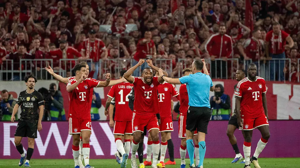Fussball-Herren-Saison-2025-2026-Champions-League-Halbfinale-Rueckspiel-FC-Bayern-Muenchen-Paris-St-Germain-v-l-Aleksandar-Pavlovic-Bayern-Muenchen-Harry-Kane-Bayern-Muenchen-Jonathan-Tah-Bayern-Muenchen-Jamal-Musiala-Bayern-Muenchen-und-Dayot-Upamecano-Bayern-Muenchen-beschweren-sich-bei-Schiedsrichter-Joao-Pinheiro-POR-06-05