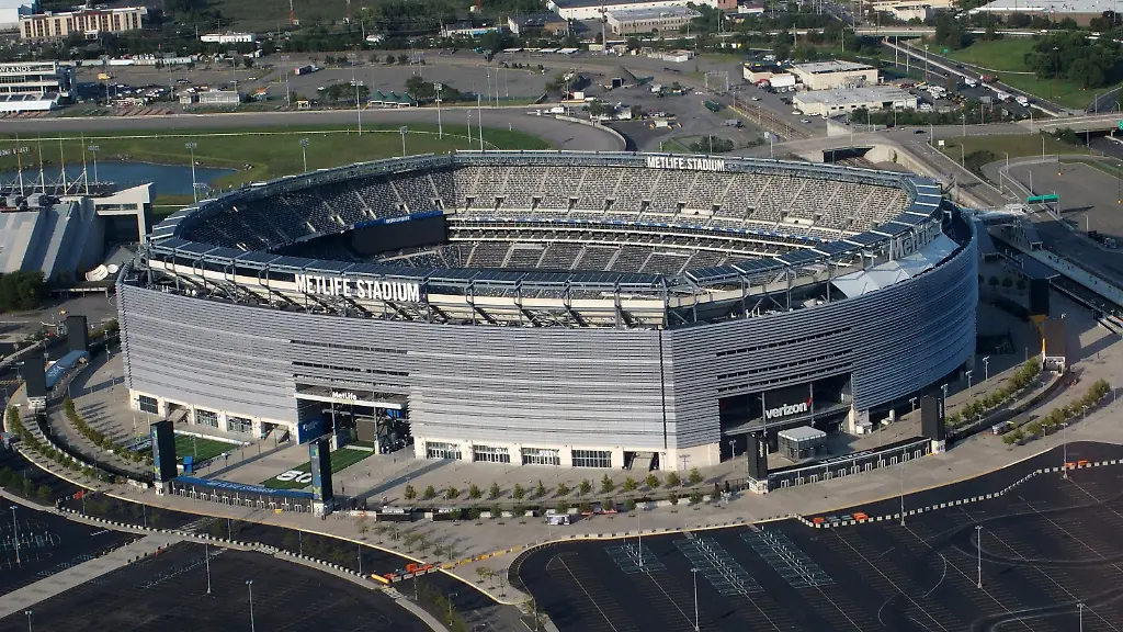September-8-2020-East-Rutherford-New-Jersey-USA-Aerial-View-of-Met-Life-Stadium-in-East-Rutherford-New-Jersey-The-Stadium-would-normally-be-crowded-at-this-time-with-the-NY-Giants-practicing-along-with-lucky-fans-in-the-stand-but-it-sits-empty-due-to-the-Corona-Virus-Credit-Image-A-Debra-L