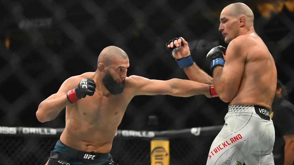 May-9-2026-Newark-New-Jersey-UNITED-STATES-Khamzat-Chimaev-red-gloves-fights-Sean-Strickland-blue-gloves-during-UFC-328-at-Prudential-Center