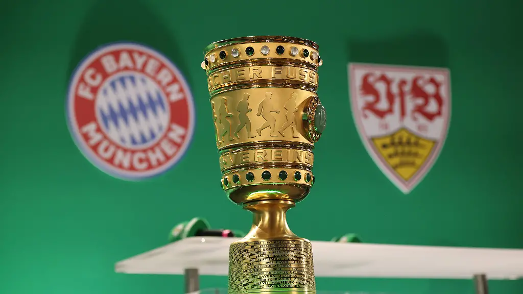 der-Pokal-zwischen-den-Logos-Symbolfoto-Fussball-Fussball-Cup-Handover-DFB-Pokal-2026-im-Roten-Rathaus-Saison-2025-2026-11-05