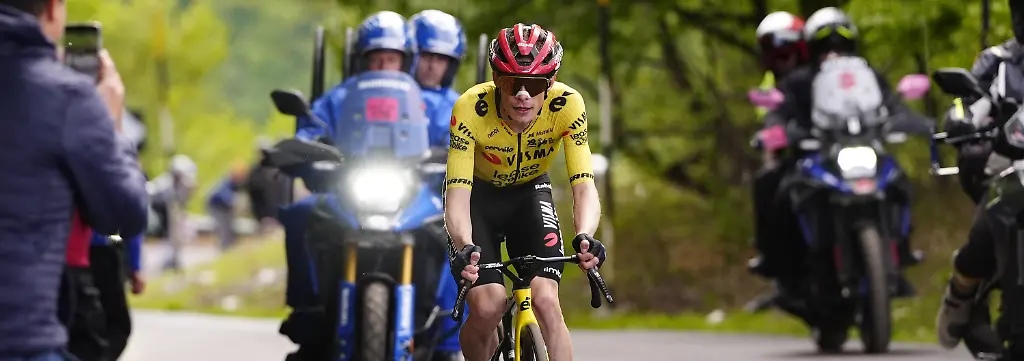 15-05-2026-Italien-Blockhaus-Radsport-Maenner-UCI-WorldTour-Giro-d-Italia-7-Etappe-Formia-Blockhaus-244-00-km-Der-Daene-Jonas-Vingegaard-Hansen-vom-Team-Visma-Lease-A-Bike-fuehrt