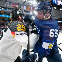 15-05-2026-Schweiz-Zuerich-Eishockey-Maenner-Weltmeisterschaft-Vorrunde-Gruppe-A-Deutschland-Finnland-Swiss-Life-Arena-Deutschlands-Leon-Huttl-l-kaempft-gegen-Finnlands-Sakari-Manninen