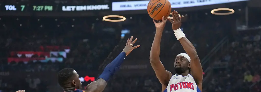 Basketball-Maenner-NBA-Play-off-Runde-Eastern-Conference-Halbfinale-6-Spieltag-Cleveland-Cavaliers-Detroit-Pistons-Detroit-Pistons-Caris-LeVert-r-wirft-ueber-Cleveland-Cavaliers-Dennis-Schroeder