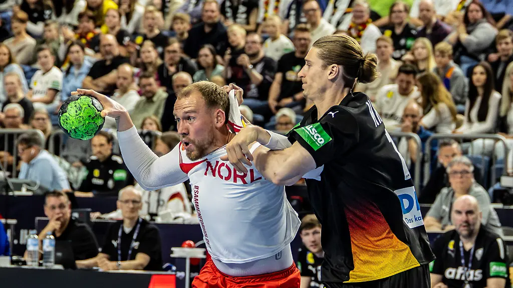 Simon-Bogetoft-Pytlick-Daenemark-43-vs-Juri-Knorr-Deutschland-15-GER-Deutschland-GER-vs-Daenemark-DEN-Handball-Laenderspiel-Herren-Spielzeit-2025-2026-17-05