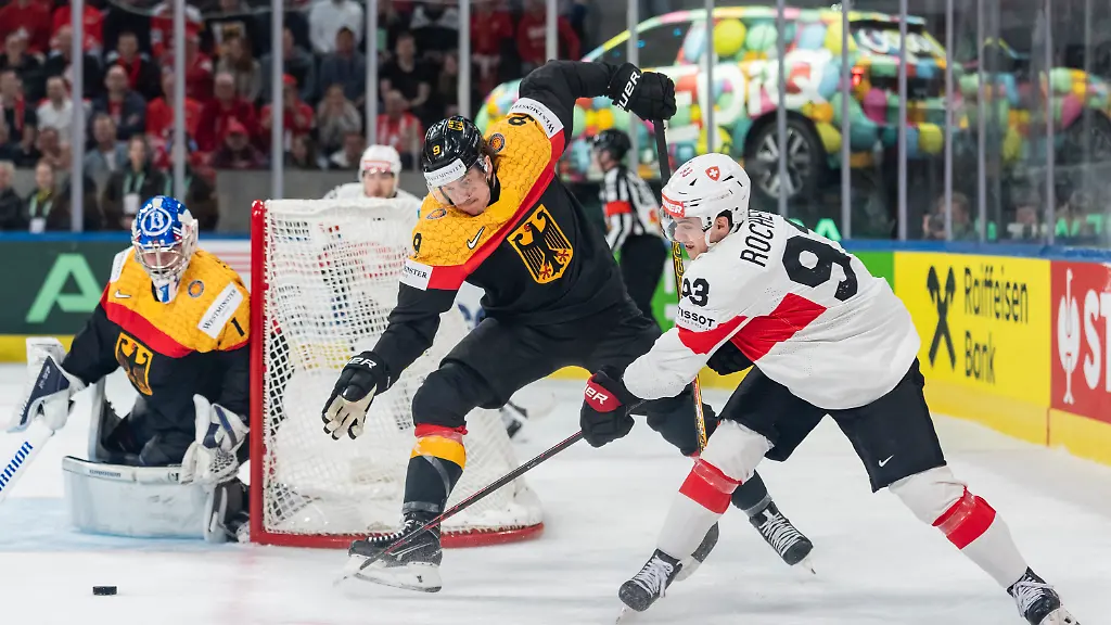 18-05-2026-Schweiz-Zuerich-Eishockey-WM-Schweiz-Deutschland-Vorrunde-Gruppe-A-Gruppenspielrunde-Deutschlands-Leon-Gawanke-l-kaempft-um-den-Puck-gegen-den-Schweizer-Theo-Rochette