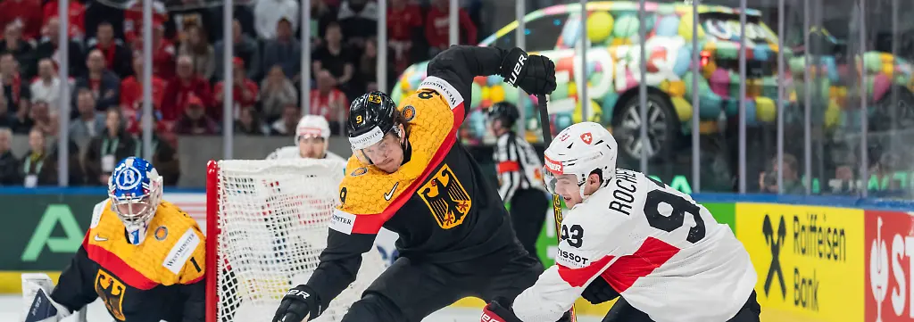 18-05-2026-Schweiz-Zuerich-Eishockey-WM-Schweiz-Deutschland-Vorrunde-Gruppe-A-Gruppenspielrunde-Deutschlands-Leon-Gawanke-l-kaempft-um-den-Puck-gegen-den-Schweizer-Theo-Rochette