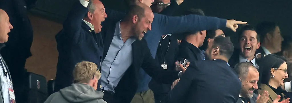 Fussball-Maenner-Europa-League-SC-Freiburg-Aston-Villa-Finale-Tuepras-Stadyumu-Istanbul-Der-britische-Prinz-William-M-jubelt-waehrend-er-das-Endspiel-der-Europa-League-verfolgt