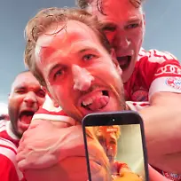 Fussball-Maenner-DFB-Pokal-FC-Bayern-Muenchen-VfB-Stuttgart-Finale-im-Berliner-Olympiastadion-Harry-Kane-M-Bayern-Muenchen-jubelt-nach-seinem-dritten-Tor-zum-3-0-mit-Joshua-Kimmich-Bayern-Muenchen