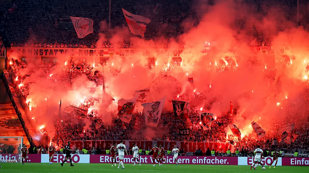 FANS-Team-VfB-Stuttgart-mit-Pyrotechnik-in-der-zweiten-Halbzeit-DFB-Pokal-Finale-2026-in-Berlin-Spiel-FC-Bayern-Muenchen-VfB-Stuttgart-3-0-am-23-05