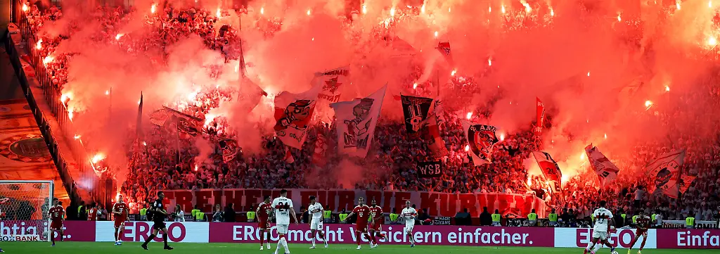 FANS-Team-VfB-Stuttgart-mit-Pyrotechnik-in-der-zweiten-Halbzeit-DFB-Pokal-Finale-2026-in-Berlin-Spiel-FC-Bayern-Muenchen-VfB-Stuttgart-3-0-am-23-05