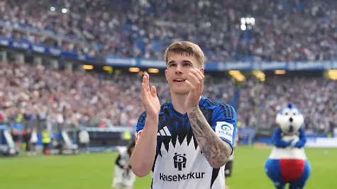 Fussball-Maenner-Bundesliga-Hamburger-SV-SC-Freiburg-33-Spieltag-im-Volksparkstadion-Luka-Vuskovic-2-v-l-Hamburger-SV-jubelt-nach-Spielende-den-Fans-auf-der-Tribuene-zu