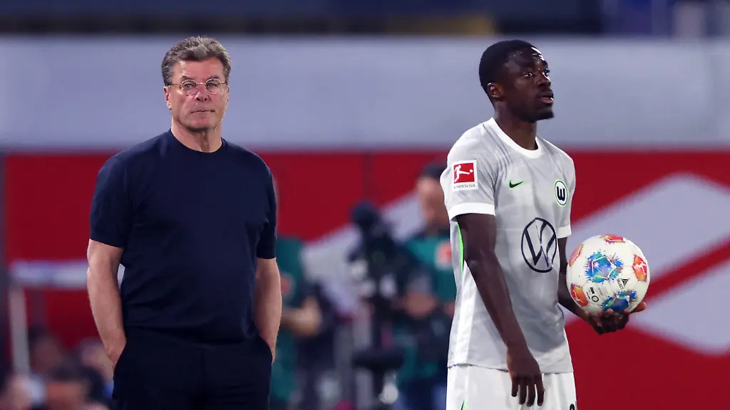 Soccer-Football-Bundesliga-Relegation-Playoff-Second-Leg-SC-Paderborn-v-VfL-Wolfsburg-Home-Deluxe-Arena-Paderborn-Germany-May-25-2026-VfL-Wolfsburg-coach-Dieter-Hecking-and-Sael-Kumbedi-react-during-the-match-REUTERS-Thilo-Schmuelgen-DFL-REGULATIONS-PROHIBIT-ANY-USE-OF-PHOTOGRAPHS-AS-IMAGE-SEQUENCES-AND-OR-QUASI-VIDEO