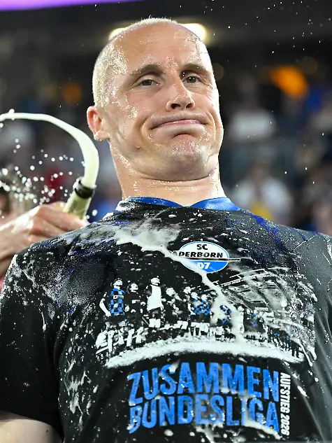 Paderborn-Home-Deluxe-Arena-25-05-26-GER-Herren-Relegation-Saison-2025-2026-SC-Paderborn-07-VfL-Wolfsburg-Bild-Schlussjubel-Emotion-Freude-bei-Sven-MICHEL-Paderborn-mit-Bierdusche-DFL-regulations-prohibit-any-use-of-photographs-as-image-sequences-and-or-quasi-video