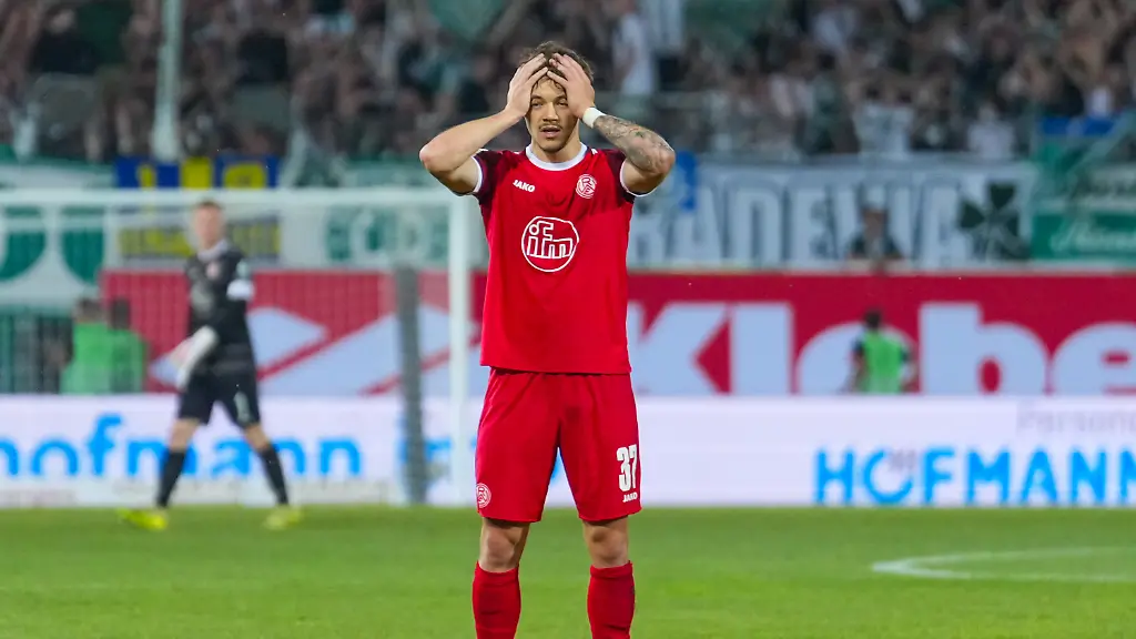 26-05-2026-xydrx-Herren-Fussball-Relegation-Rueckspiel-2-Bundesliga-Bundesliga-Greuther-Furth-Rot-Weiss-Essen-Saison-2025-2026-Sportpark-Ronhof-Jannik-Hofmann-Rot-Weiss-Essen-37-schlaegt-die-Haende-ueber-dem-Kopf-zusammen-DFB-regulations-prohibit-any-use-of-photographs-as-image-sequences-and-or-quasi-video