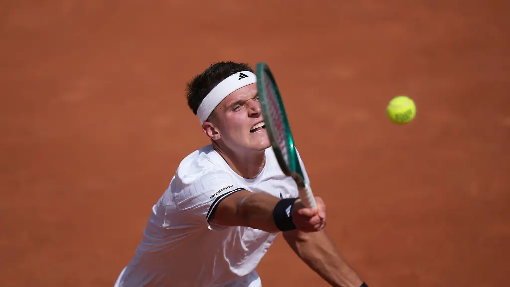 Jakub-Mensik-of-the-Czech-Republic-returns-to-Titouan-Droguet-of-France-during-their-first-round-men-s-singles-tennis-match-at-the-French-Open-tennis-tournament-in-Paris-Sunday-May-24-2026