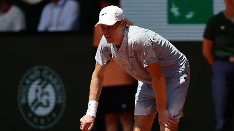 French-Open-Jannik-Sinner-retires-from-the-match-looks-for-shade-is-forced-to-take-repeated-breaks-during-at-the-2026-Roland-Garros-tournament-in-Paris-FRANCE-on-May-28-2026