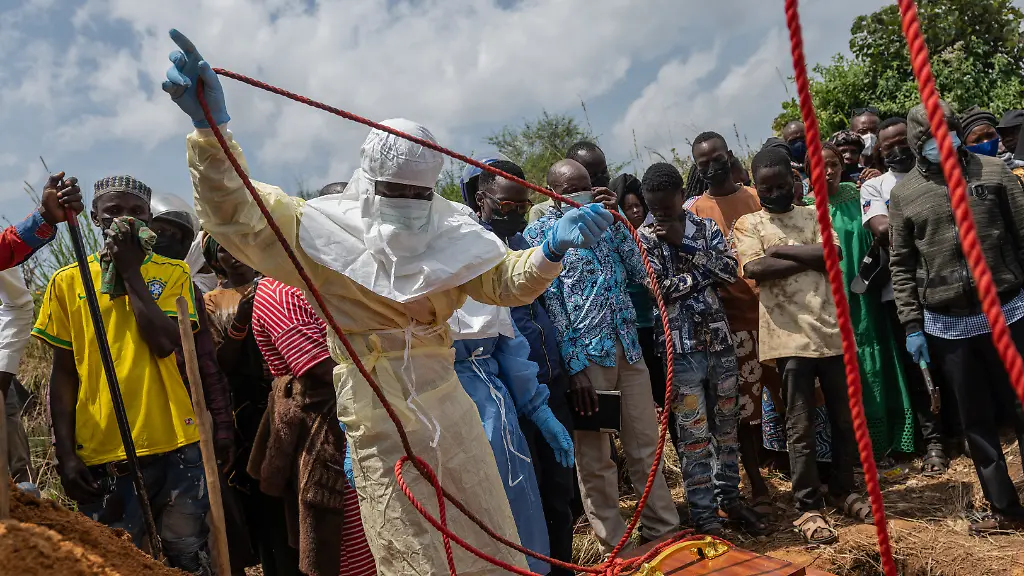 ARCHIV-23-05-2026-Demokratische-Republik-Kongo-Rwampara-Mitarbeiter-des-Roten-Kreuzes-bereiten-einen-Sarg-mit-dem-Leichnam-eines-Ebola-Opfers-fuer-die-Bestattung-auf-dem-Rwampara-Friedhof-in-Rwampara-vor