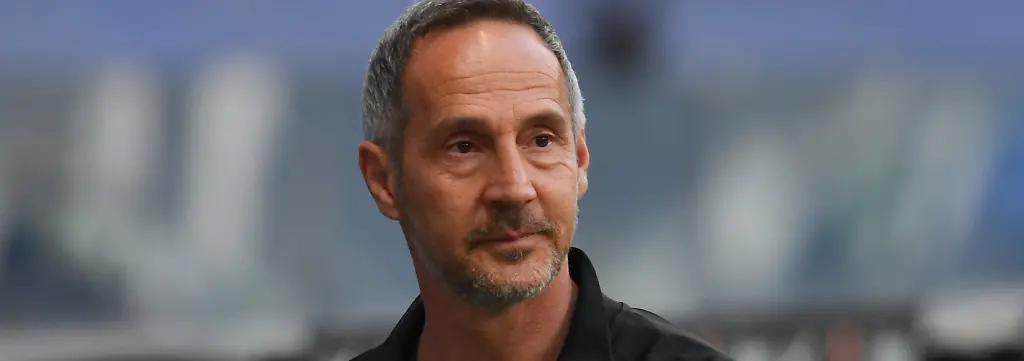ARCHIV-20-04-2021-Hessen-Frankfurt-Main-Fussball-Bundesliga-Eintracht-Frankfurt-FC-Augsburg-30-Spieltag-im-Deutsche-Bank-Park-Frankfurts-Cheftrainer-Adi-Huetter-ist-auf-dem-Weg-zum-TV-Interview