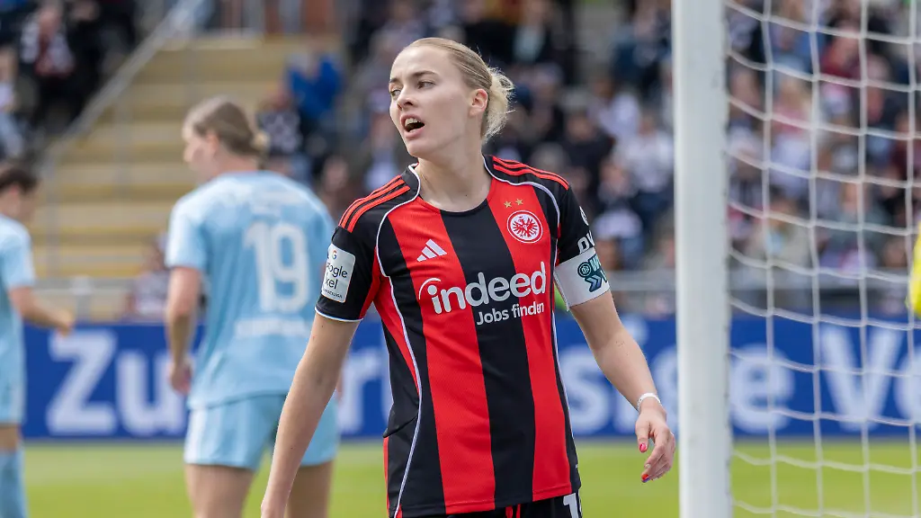 Laura-Freigang-Eintracht-Frankfurt-10-Freisteller-Portrait-Portraet-Eintracht-Frankfurt-Union-Berlin-Frankfurt-Stadion-am-Brentanobad-17-5