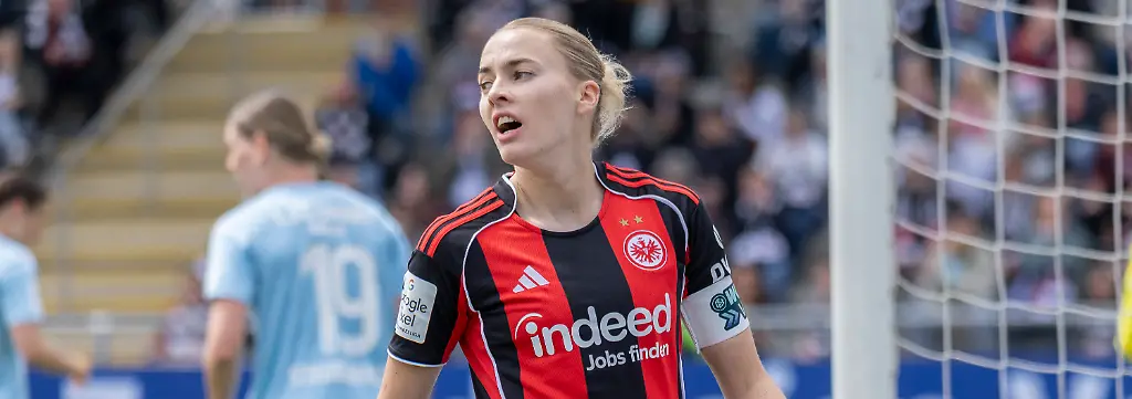 Laura-Freigang-Eintracht-Frankfurt-10-Freisteller-Portrait-Portraet-Eintracht-Frankfurt-Union-Berlin-Frankfurt-Stadion-am-Brentanobad-17-5