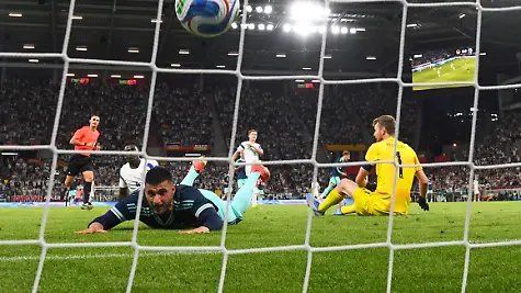 Fussball-Maenner-WM-Vorbereitung-Laenderspiel-vor-der-WM-Endrunde-Mewa-Arena-Deniz-Undav-Deutschland-bejubelt-sein-Tor-zum-3-0-Rechts-sitzt-Torwart-Lukas-Hradecky-Finnland