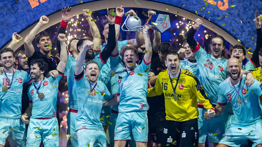 Timo-Kastening-MT-Melsungen-lifts-the-EHF-Cup-at-the-award-ceremony-during-the-handball-final-of-the-Winamax-EHF-Finals-2026-between-THW-Kiel-and-MT-Melsungen-at-Barclays-Arena-on-May-31-2026-in-Hamburg-Germany