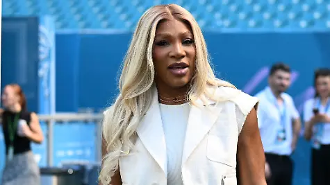 May-1-2026-Miami-Florida-United-States-of-America-Miami-International-Autodrome-Miami-Florida-USA-May-1-2026-Serena-Williams-before-the-first-practice-session-for-the-2026-Miami-F1-Grand-Prix-held-at-Hard-Rock-Stadium-in-Miami-United-States
