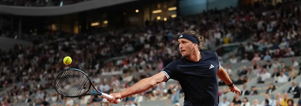 Alexander-Zverev-bei-einem-Rueckhandschlag-in-der-Defensive