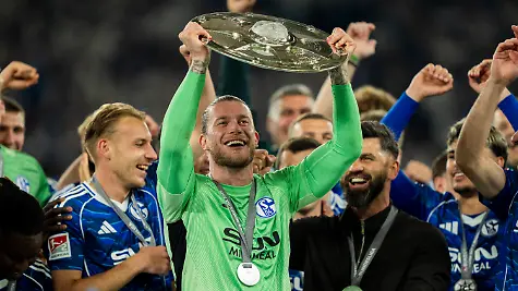 Loris-Karius-FC-Schalke-04-1-mit-der-Meisterschale-FC-Schalke-04-Eintracht-Braunschweig-2-Bundesliga-34-Spieltag-Veltins-Arena-Gelsenkirchen-Saison-2025-2026-17-05-2026-DFB-regulations-prohibit-any-use-of-photographs-as-image-sequences-and-or-quasi-video