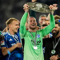 Loris-Karius-FC-Schalke-04-1-mit-der-Meisterschale-FC-Schalke-04-Eintracht-Braunschweig-2-Bundesliga-34-Spieltag-Veltins-Arena-Gelsenkirchen-Saison-2025-2026-17-05-2026-DFB-regulations-prohibit-any-use-of-photographs-as-image-sequences-and-or-quasi-video
