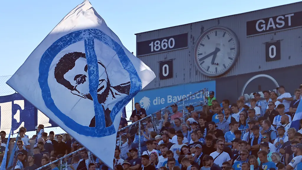 Anti-Hasan-ISMAIK-Investor-Fahne-Flagge-im-1860-Fanblock-Fans-Fussballfans-Fussball-3-Liga-3-Spieltag-TSV-1860-Muenchen-SV-Meppen-4-0-am-09-08-2022-in-Muenchen-GRUENWALDER-STADION-DFL-REGULATIONS-PROHIBIT-ANY-USE-OF-PHOTOGRAPHS-AS-IMAGE-SEQUENCES-AND-OR-QUASI-VIDEO