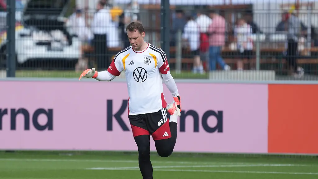 Torwart-Manuel-Neuer-Deutschland-Germany-im-Reha-Training-Frankfurt-01-06