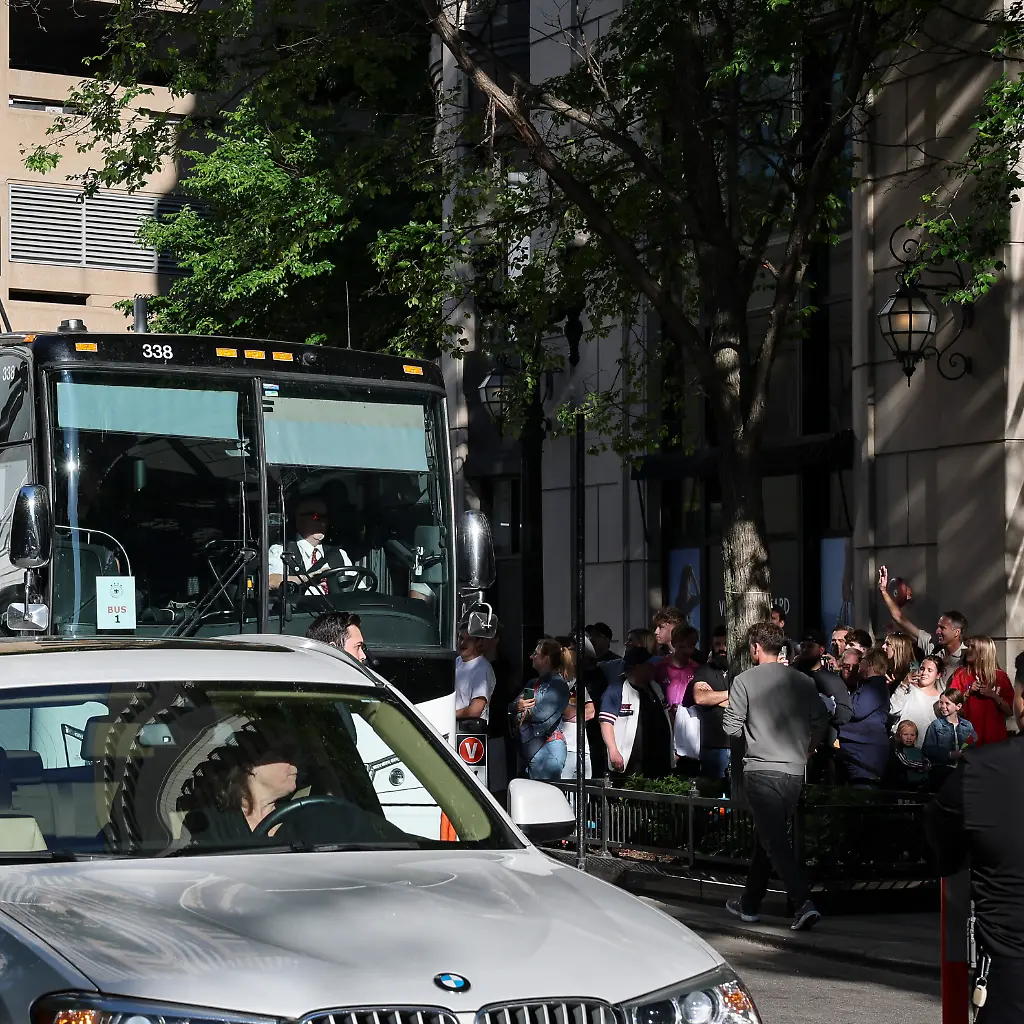 Ein-Reisebus-mit-dem-Team-der-Nationalmannschaft-kommt-nach-einem-Flug-von-Frankfurt-nach-Chicago-am-Hotel-Waldorf-Astoria-an-In-dem-Hotel-wird-die-deutsche-Nationalmannschaft-fuer-ein-kurzes-Trainingslager-vor-dem-Start-der-Fussball-Weltmeisterschaft-mit-einem-Testspiel-am-06-Juni-gegen-die-USA-wohnen