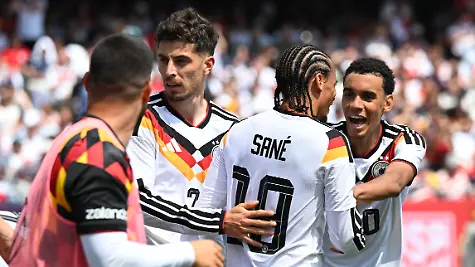 Fussball-Maenner-Nationalmannschaft-Vorbereitung-auf-die-Fussball-WM-2026-Laenderspiel-USA-Deutschland-im-Soldier-Field-Leroy-Sane-Deutschland-feiert-mit-Jamal-Musiala-r-Deutschland-nach-seinem-Tor-zum-1-2