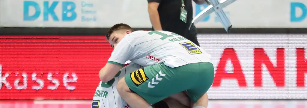 Ian-Weber-13-GWD-Minden-troestet-Tom-Bergner-28-GWD-Minden-nach-der-Niederlage-und-dem-Abstieg-relegation-Handball-DAIKIN-HBL-1-Bundesliga-Bundesliga-Saison-2025-2026-34-Spieltag-SC-DHfK-Leipzig-vs-GWD-Minden-am-07-06-2026-in-der-Quarterback-Immobilien-Arena-Leipzig