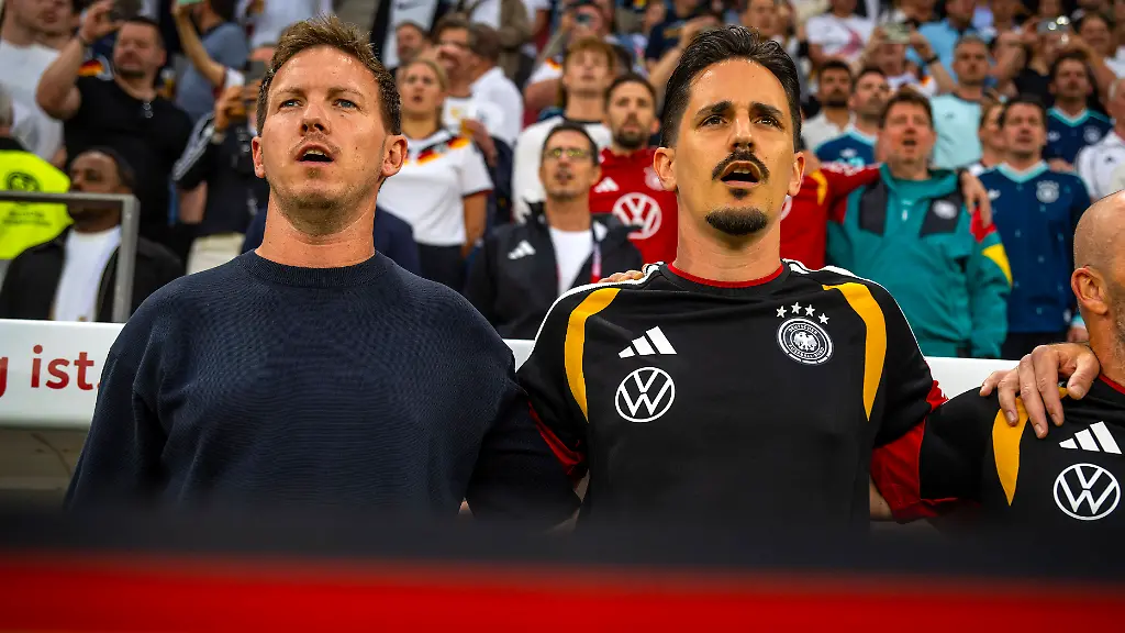 31-05-2026-Fussball-Freundschafts-Laenderspiele-3-Spieltag-Deutschland-Finnland-in-der-Mewa-Arena-Mainz-von-links-Bundestrainer-Julian-Nagelsmann-Deutschland-Co-Trainer-Benjamin-Huebner-Deutschland-singen-die-Nationalhymne-kraeftig-mit