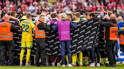 Odense-Denmark-07th-June-2026-The-players-of-Denmark-and-Ukraine-cover-for-Christian-Eriksen-who-receives-help-after-his-collapse-at-the-football-friendly-between-Denmark-and-Ukraine-at-Odense-Stadion-in-Odense