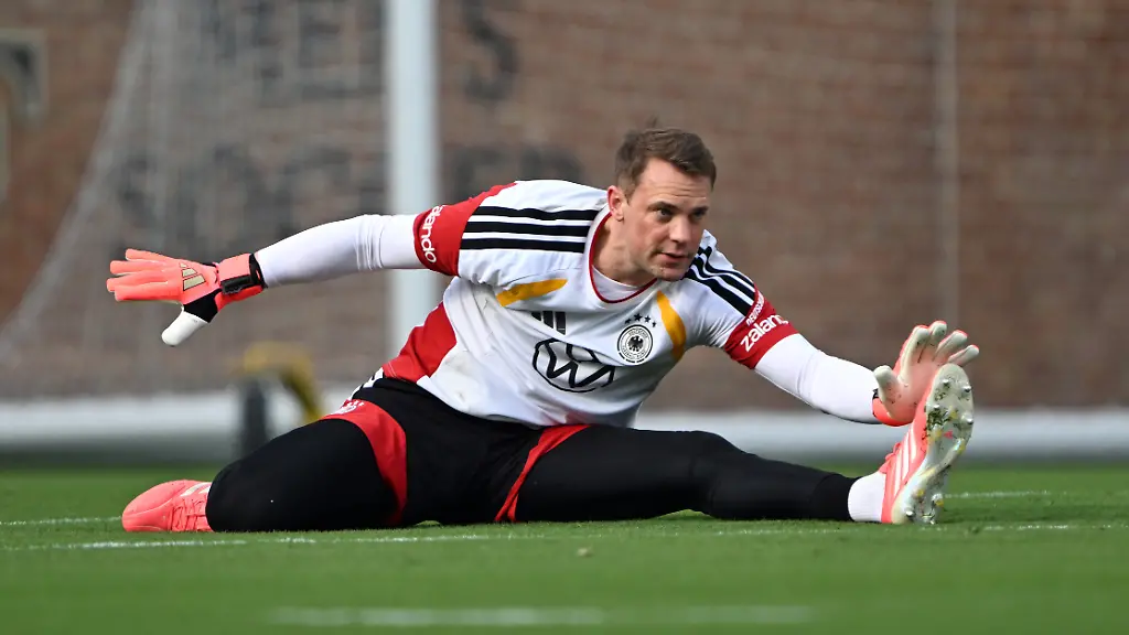 Fussball-Nationalmannschaft-vor-dem-ersten-WM-Spiel-gegen-Curacao-Torwart-Manuel-Neuer-Deutschland-in-Aktion-beim-oeffentlichen-Training-auf-dem-Gelaende-der-Wake-Forest-University