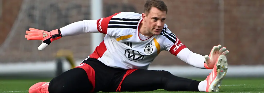 Fussball-Nationalmannschaft-vor-dem-ersten-WM-Spiel-gegen-Curacao-Torwart-Manuel-Neuer-Deutschland-in-Aktion-beim-oeffentlichen-Training-auf-dem-Gelaende-der-Wake-Forest-University