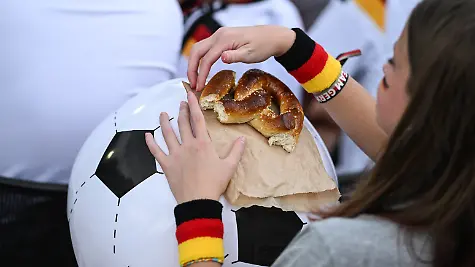 Ein-Fan-isst-eine-Brezel-GES-Fussball-Training-der-deutschen-Fussball-Nationalmannschaft-in-Winston-Salem-08-06