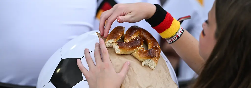 Ein-Fan-isst-eine-Brezel-GES-Fussball-Training-der-deutschen-Fussball-Nationalmannschaft-in-Winston-Salem-08-06