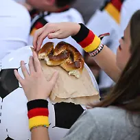 Ein-Fan-isst-eine-Brezel-GES-Fussball-Training-der-deutschen-Fussball-Nationalmannschaft-in-Winston-Salem-08-06