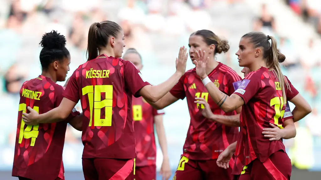 Fussball-Frauen-WM-Qualifikation-Europa-Frauen-Slowenien-Deutschland-Liga-A-Gruppe-D-6-Spieltag-Shekiera-Martinez-l-Deutschland-feiert-mit-ihrer-Mannschaft-nach-ihrem-Tor-zum-0-2