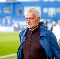 Jose-Mourinho-head-coach-of-SL-Benfica-during-the-Primeira-Liga-match-between-GD-Estoril-Praia-and-SL-Benfica-at-Estadio-Antonio-Coimbra-da-Mota-in-Estoril-Portugal-on-May-16-2026