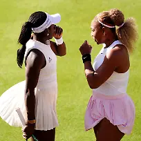 Tennis-WTA-Tour-Doppel-Frauen-1-Runde-Serena-Williams-r-aus-den-Vereinigten-Staaten-und-Victoria-Mboko-aus-Kanada-sprechen-miteinander-waehrend-des-Matchs-gegen-Melichar-Martinez-aus-den-Vereinigten-Staaten-und-Routliffe-aus-Neuseeland