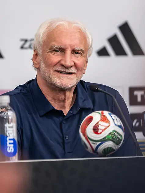 Sportdirektor-Rudi-Voeller-bei-der-ersten-Pressekonferenz-an-der-Wake-Forest-University-GES-Fussball-Pressekonferenz-der-deutschen-Fussball-Nationalmannschaft-in-Winston-Salem-09-06
