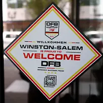 Ein-Aufkleber-auf-der-Tuer-zu-einem-Cafe-heisst-die-Deutsche-Nationalmannschaft-willkommen-Am-Montag-08-06-wird-die-Deutsche-Nationalmannschaft-ihr-Mannschaftsquartier-fuer-die-Vorrunde-in-der-Stadt-beziehen