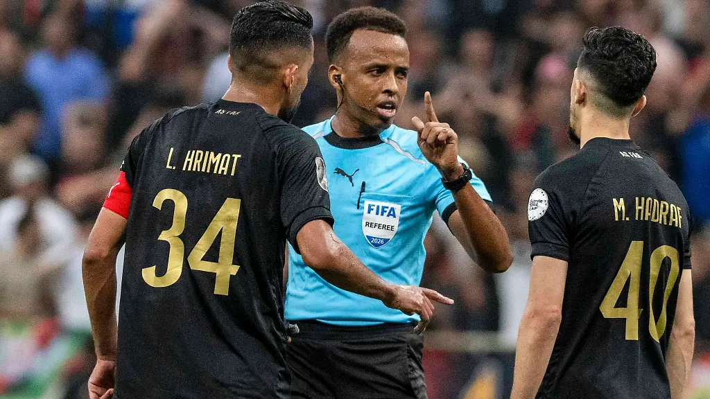 Der-fuer-die-Fussball-WM-vorgesehene-Schiedsrichter-Omar-Artan-durfte-nicht-in-die-USA-einreisen
