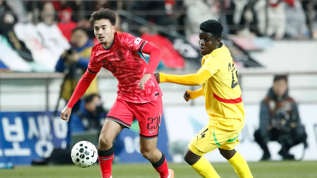 South-Korea-v-Ghana-Friendly-match-On-November-18-2025-in-Seoul-South-Korea-Castrop-Jens-of-South-Korea-and-Prince-Owusu-of-Ghana-play-during-the-Football-Men-s-International-Friendly-Laenderspiel-Nationalmannschaft-match-between-South-Korea-and-Ghana-at-World-Cup-Stadium-in-Seoul-South-Korea-Seoul-GYEONGBUK-South-Korea-PUBLICATIONxNOTxINxFRA-Copyright-xSeung-ilxRyux-originalFilename-ryu-2025mens250727-npbjP